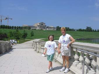 Maddie Harnar with mother Kathy posing in front of the St. Louis Art Museum